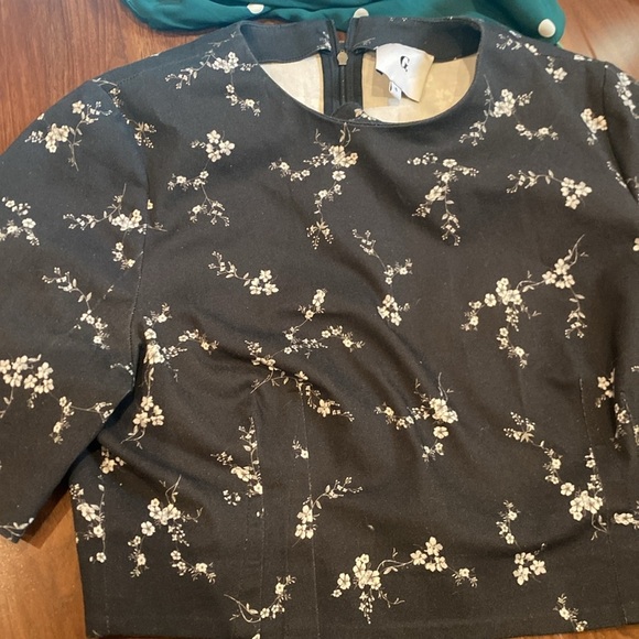 G. LABEL BY GOOP / Taz Short-Sleeve floral crop structured top 6 - Picture 4 of 7